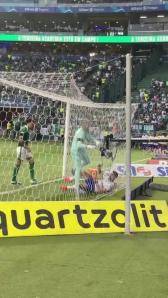 Pikachu bate a cabe�a em c�mera ap�s empurr�o de Weverton e leva quatro pontos | fortaleza | ge