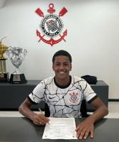 Lateral nascido em 2008 assina primeiro contrato profissional com o Corinthians; saiba detalhes