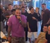 Show do Memphis: atacante do Corinthians canta em anivers�rio de Hugo Souza; veja v�deo |...