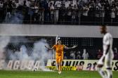 rbitro encerra clssico entre Corinthians e Santos antes do previsto aps atitude da torcida rival