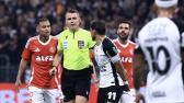 �rbitro prejudicou Internacional ao n�o expulsar jogador do Corinthians