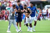 Ap�s elimina��o no Mundial, Malcom se envolve em discuss�o com torcedores do Al Hilal; veja v�deo