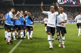 Jogadores do Corinthians comemorando gol de Pedrinho contra o Flamengo