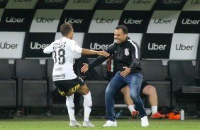 Pedrinho corre para abraar Jair Ventura em comemorao ao seu gol contra o Flamengo