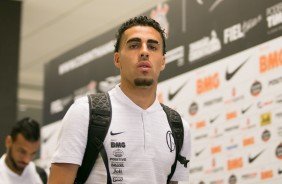 Volante Gabriel chega  Arena Corinthians para duelo contra o Botafogo