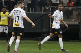 Boselli e Everaldo comemorando o segundo gol do Corinthians contra o Botafogo