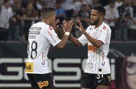 Everaldo e Pedrinho durante partida contra o Botafogo, na Arena Corinthians, pelo Brasileiro