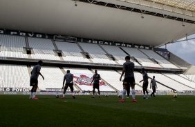 Com Arena Corinthians vazia, elenco do Timo faz aquecimento no gramado