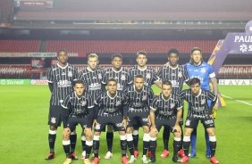 Foto oficial do elenco do Corinthians antes do jogo contra o Red Bull Bragantino
