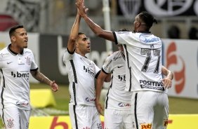 Sidcley, J e Gabriel comemorando o gol do atacante contra o Atltico Mineiro