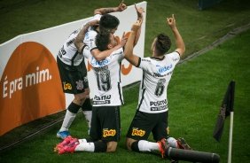 Gustavo, Piton e Araos comemorando o terceiro gol do Corinthians