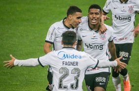 Lo Natel e Gabriel comemoram o gol do Corinthians contra o Coritiba