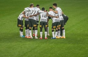 Jogadores do Corinthians reunidos antes da partida contra o Fortaleza
