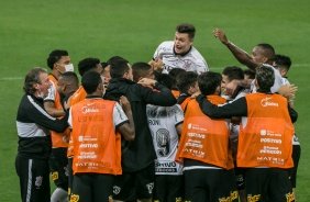 Jogadores do Corinthians comemoram o gol de Otero, contra o Bahia, na Neo Qumica Arena