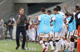 Mancini e elenco comemoram vitria do Corinthians sobre o Athletico-PR