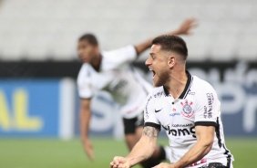 Ramiro comemorando o gol de Dav, contra o Atltico-MG