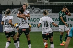 Jogadoras do Corinthians comemoram gol contra o Palmeiras, pela semifinal do Brasileiro Feminino