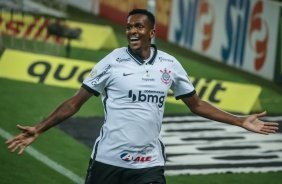 Atacante J anota o segundo gol do Corinthians na partida contra o Gois, pelo Brasileiro