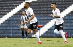 Vitinho e Adson durante duelo contra o Santos, pelo Campeonato Paulista Sub-20