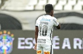 Cazares atuando diante do Botafogo, no Engenho