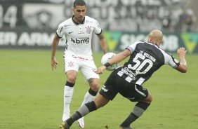 Volante Gabriel atuando diante do Botafogo, no Engenho