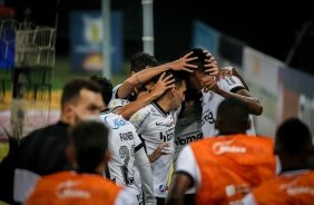 Jogadores do Corinthians comemoram o primeiro gol na Neo Qumica Arena