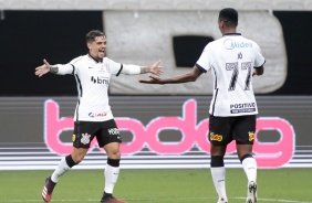 Fagner e J durante comemorao do gol do Corinthians