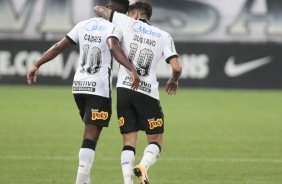 Cazares e Gustavo Silva durante partida contra o Sport, pelo Brasileiro, na Neo Qumica Arena