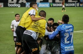 Elenco comemora gol de Gustavo Silva sobre o Sport, pelo Brasileiro, na Neo Qumica Arena
