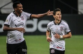 J comemora o gol de Mateus Vital, contra o Sport, na Neo Qumica Arena, pelo Brasileiro