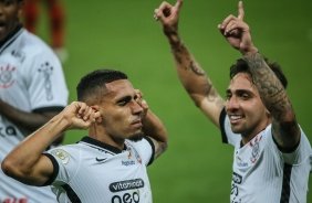 Gabriel e Gustavo Silva comemorando gol contra o Athletico-PR, na Neo Qumica Arena