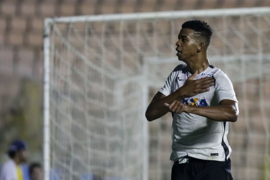 Carlinhos foi campeo da Copinha de 2017 pelo Corinthians e atualmente defende o Nova Iguau