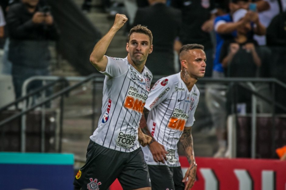 Mauro Boselli e Luan comemoram o primeiro gol oficial do Corinthians na temporada