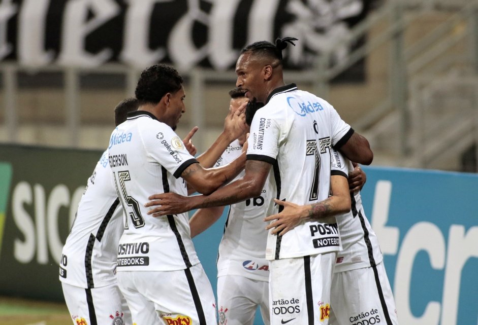 Araos e companheiros comemorando seu gol contra o Atltico Mineiro