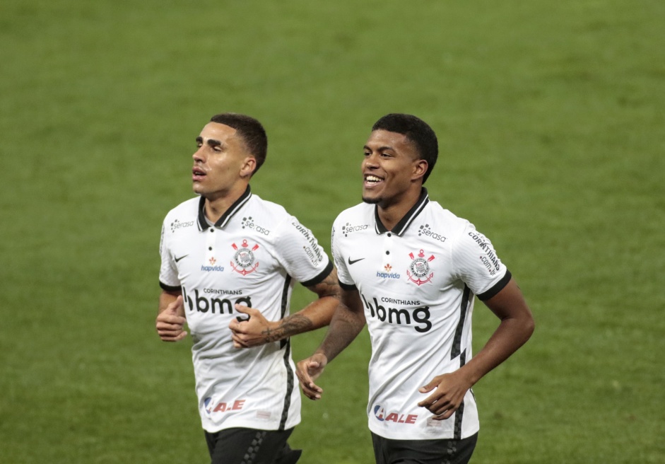 Gabriel e Lo Natel, dois dos titulares do Corinthians, em ao contra o Coritiba