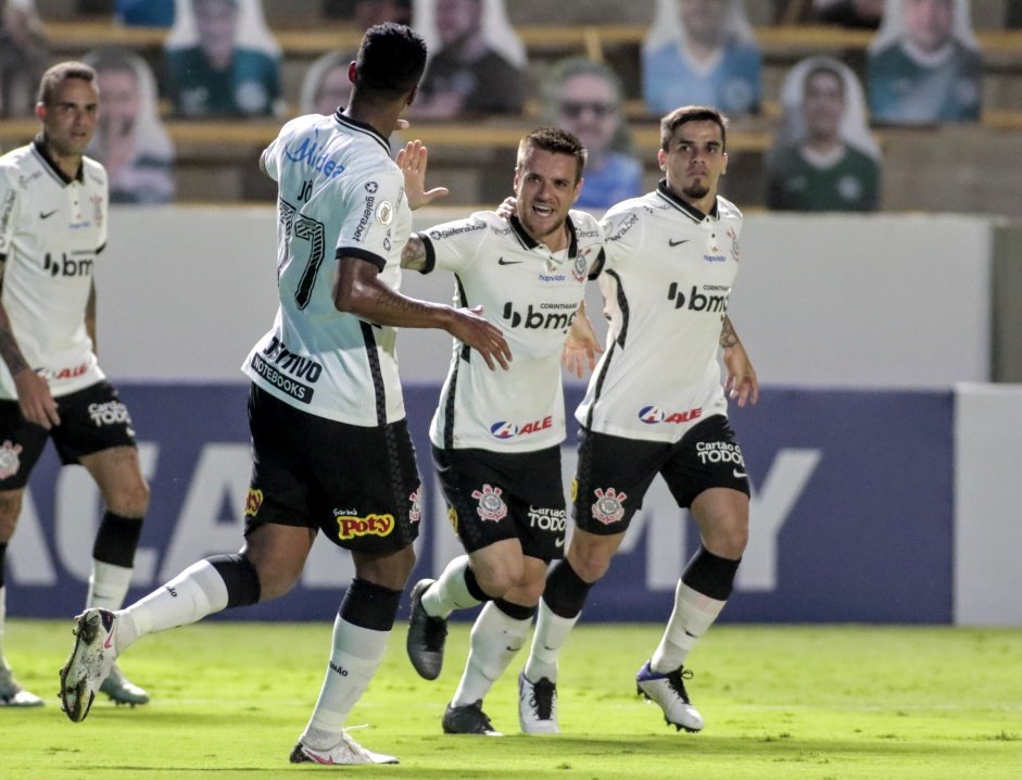 J, Ramiro e Fagner no jogo contra o Gois, pelo Campeonato Brasileiro