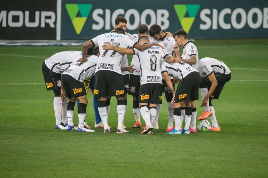 Elenco do Corinthians no jogo contra o Botafogo, na Neo Qumica Arena