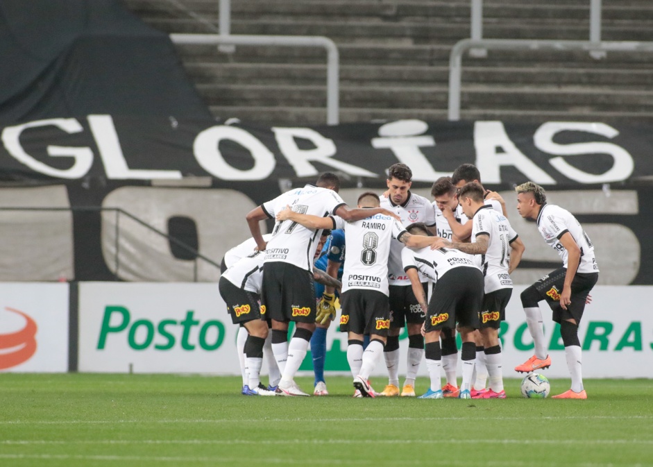Elenco do Corinthians durante jogo contra o Botafogo, pelo Brasileiro, na Neo Qumica Arena
