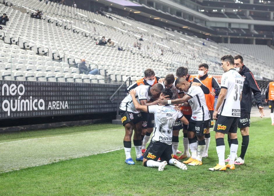 Jogadores comemorando o gol de Roni, contra o Bahia