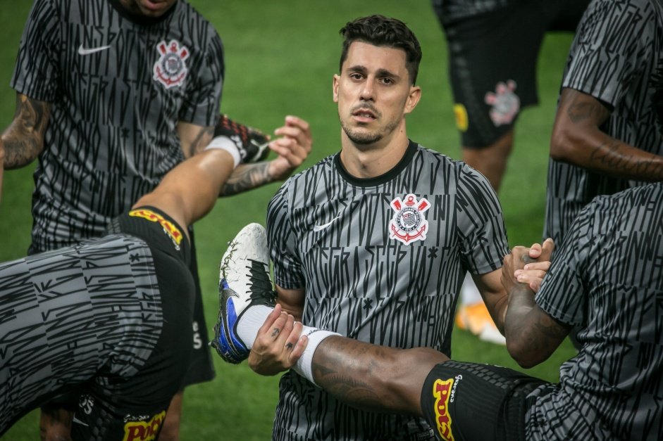Danilo Avelar no aquecimento para o jogo entre Corinthians e Atlético-GO