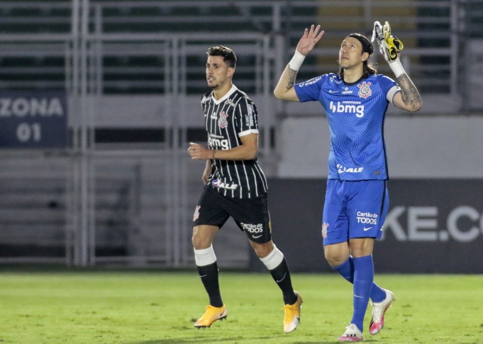Cssio e Danilo Avelar em ao contra o Bragantino pelo Campeonato Brasileiro
