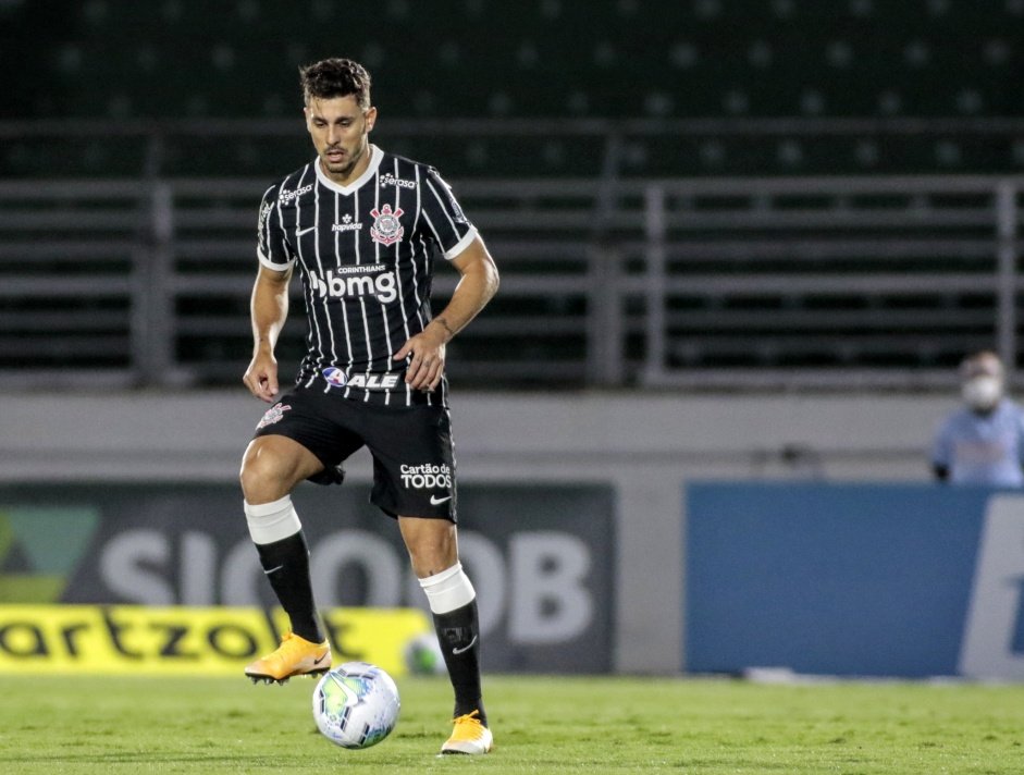 Danilo Avelar em ao contra o Bragantino pelo Campeonato Brasileiro