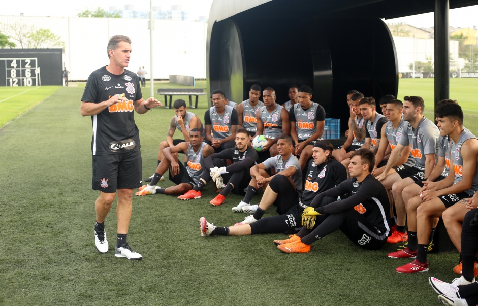 Mancini palestra para o elenco do Corinthians em seu primeiro dia no comando do time