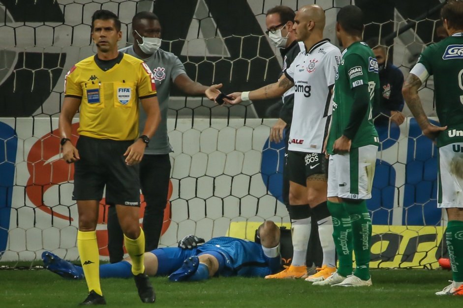 Cssio se machucou durante partida contra o Gois, pelo Campeonato Brasileiro, na Neo Qumica Arena