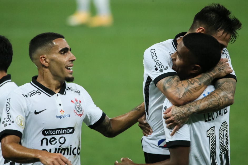 Gabriel, Gustavo e Lo Natel comemorando o segundo gol do Corinthians, contra o Cear