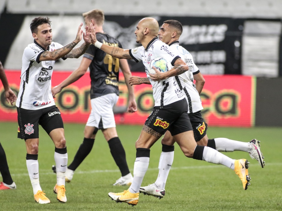 Gustavo Silva, Fbio Santos e Gabriel comemoram gol de empate do Corinthians contra o Cear