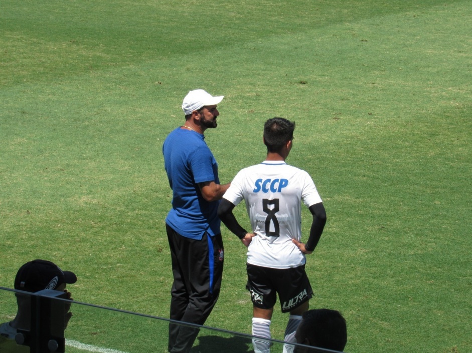 Danilo d seus primeiros passos como treinador no Sub-23 do Corinthians