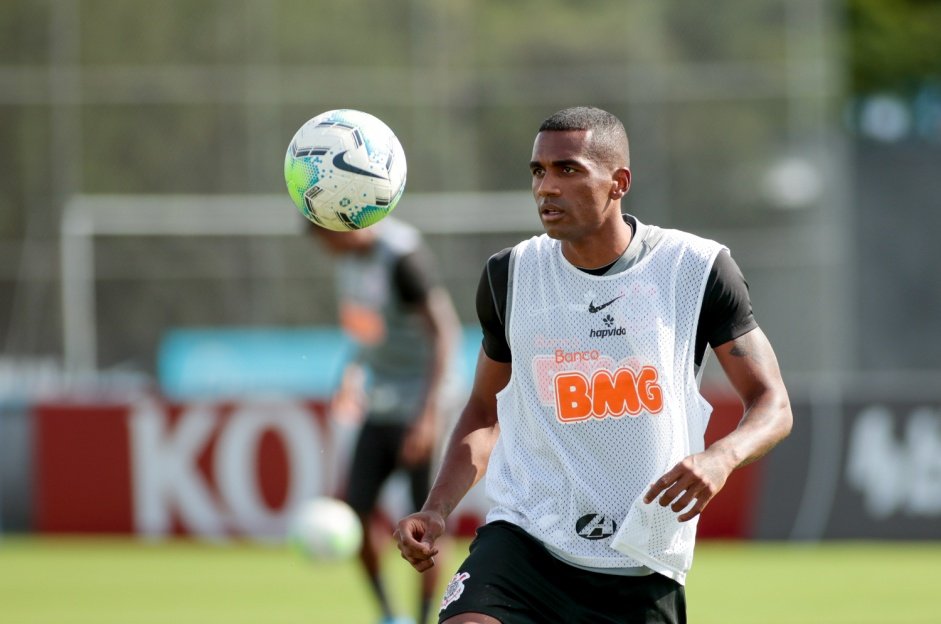 Marllon entrou com processo contra o Corinthians nesta semana; jogador deixou o clube em maro deste ano
