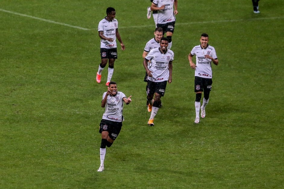 Varanda comemorando seu gol contra o Palmeiras, na Neo Qumica Arena, pelo Paulisto