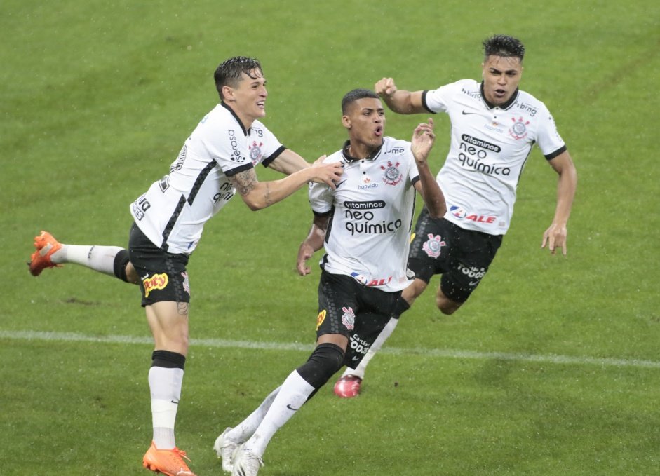 Vital, Varanda e Roni no jogo entre Corinthians e Palmeiras, na Neo Qumica Arena, pelo Paulisto